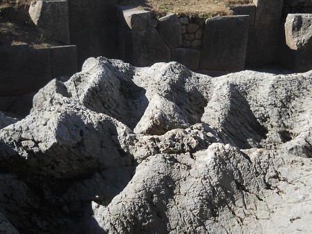 Cusco Sacsayhuam�n 10, campo ca�tico, piedra fundida ondulada