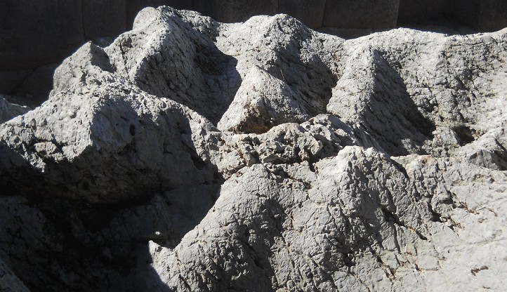 Cusco Sacsayhuam�n 10, campo ca�tico, piedra fundida ondulada - primer plano