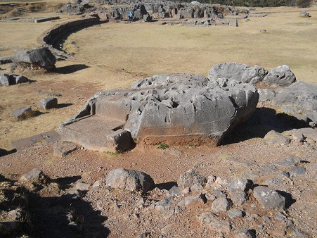 Cusco
              Sacsayhuam�n 10, campo ca�tico, la piedra ondulada con
              trono, cortes, y huecos - trono 1