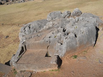 Cusco Sacsayhuam�n 10, campo ca�tico, la piedra ondulada con trono, cortes, y huecos - trono 2