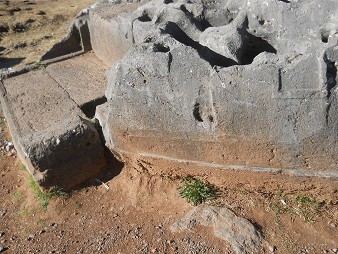 Cusco Sacsayhuam�n 10, campo ca�tico, la piedra ondulada con trono, cortes, y huecos - trono 3