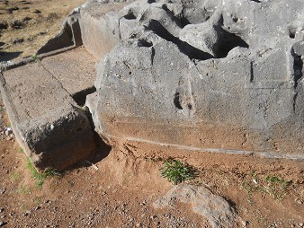Cusco Sacsayhuamn 10, campo catico, la piedra ondulada con trono, cortes, y huecos - trono 3