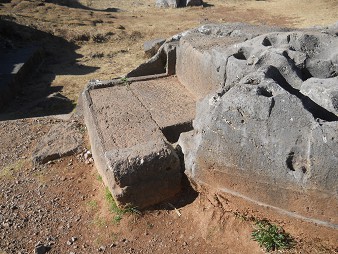 Cusco Sacsayhuamn 10, campo catico, la piedra ondulada con trono, cortes, y huecos - trono 4