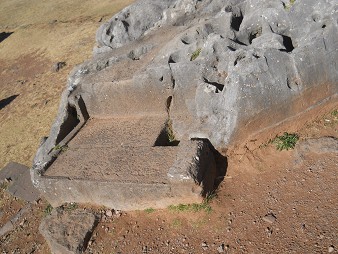 Cusco Sacsayhuam�n 10, campo ca�tico, la piedra ondulada con trono, cortes, y huecos - primer plano del trono 1