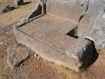 Cusco Sacsayhuamn 10, campo catico, la piedra ondulada con trono, cortes, y huecos - primer plano del trono 2