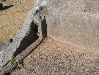 Cusco Sacsayhuam�n 10, campo ca�tico, la piedra ondulada con trono, cortes, y huecos - primer plano del trono 4