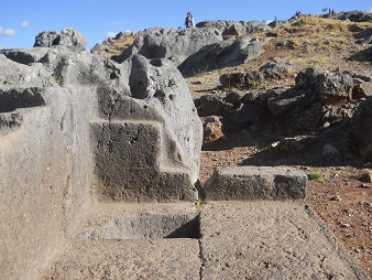 Cusco Sacsayhuam�n 10, campo ca�tico, la piedra ondulada con trono, cortes, y huecos - primer plano del trono 5