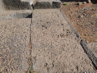 Cusco Sacsayhuam�n 10, campo ca�tico, la piedra ondulada con trono, cortes, y huecos - primer plano con superficie crudo, primer plano 01