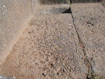 Cusco Sacsayhuam�n 10, campo ca�tico, la piedra ondulada con trono, cortes, y huecos - primer plano con superficie crudo, primer plano 02