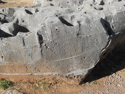 Cusco Sacsayhuam�n 10, campo ca�tico, la piedra ondulada con trono, cortes, y huecos - primer plano de una corte grande 1