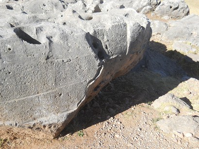 Cusco Sacsayhuamn 10, Chaosbereich, gewellter Stein mit Thron, Schnitten und Lchern - grosse Schnitte, Nahaufnahme 2
