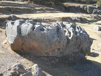 Cusco Sacsayhuamn 10, campo catico, la piedra ondulada con trono, cortes, y huecos - primer plano de una corte grande 3  al lado de atrs