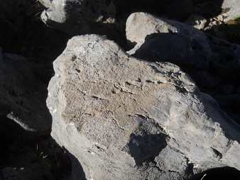 Cusco Sacsayhuamn 10, Chaosbereich, gewellter Stein mit Thron, Schnitten und Lchern, ein Beispiel einer Oberflche
