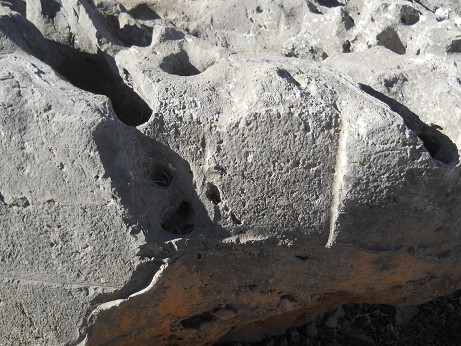 Cusco Sacsayhuam�n 10, campo ca�tico, huecos con dise�o grabado 09