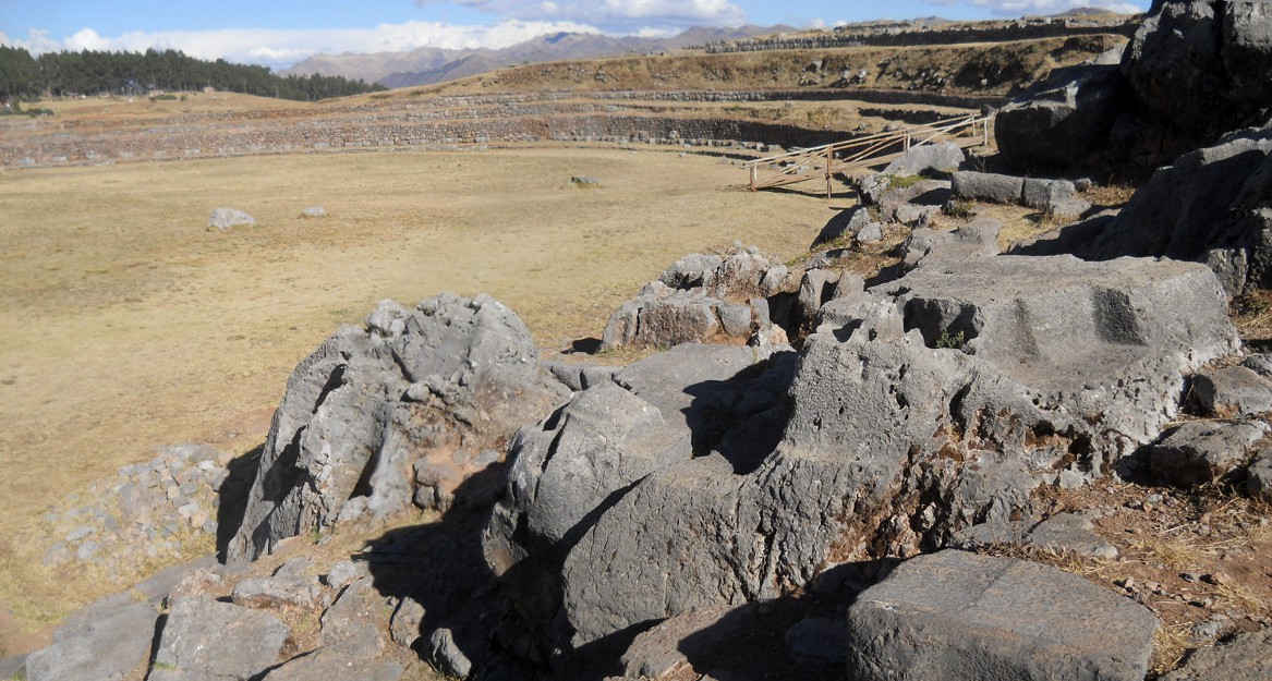 Cusco Sacsayhuam�n 10, campo ca�tico, grupo de piedras fundidas 01