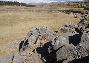 Cusco Sacsayhuamn 10, campo catico, grupo de piedras fundidas 01