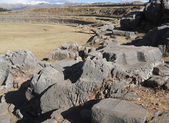 Cusco Sacsayhuam�n 10, campo ca�tico, grupo de piedras fundidas 02