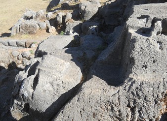 Cusco Sacsayhuam�n 10, campo ca�tico, piedra fundida con trono 02