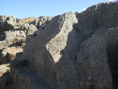 Cusco Sacsayhuamn 10, Chaosbereich, Stein mit flachen Flchen mit Ritzzeichnungen