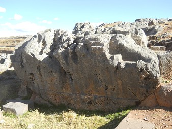 Cusco Sacsayhuam�n 10, campo ca�tico, piedra gigante con cortes, huecos y tronos