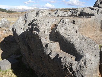 Cusco Sacsayhuam�n 10, campo ca�tico, piedra gigante con cortes, huecos y tronos - trono primer plano 01