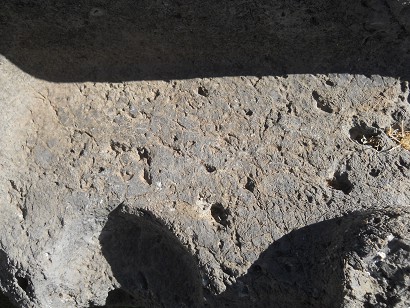 Cusco Sacsayhuam�n 10, campo ca�tico, piedra gigante con cortes, huecos y tronos - trono primer plano 02