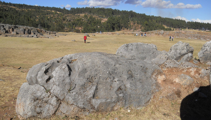 Cusco Sacsayhuam�n 10, campo ca�tico, piedra gigante aplanada con cortes media en la tierra todav�a, panorama