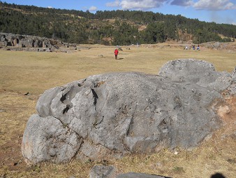 Cusco Sacsayhuamn 10, campo catico, piedra gigante aplanada con cortes media en la tierra todava 01