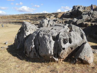 Cusco Sacsayhuam�n, campo ca�tico: otra piedra fundida con huecos y tronos