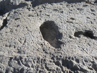 Cusco Sacsayhuam�n, campo ca�tico: otra piedra fundida, huecos primer plano