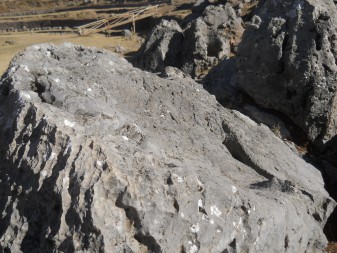 Cusco Sacsayhuam�n, campo ca�tico: otra piedra fundida, superficie con fresadora