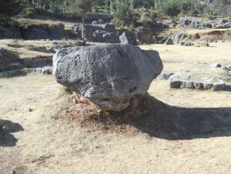 Cusco Sacsayhuam�n, campo ca�tico, piedra con la punta por abajo 01