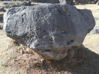Cusco Sacsayhuam�n,
              campo ca�tico, piedra con la punta por abajo, primer
              plano