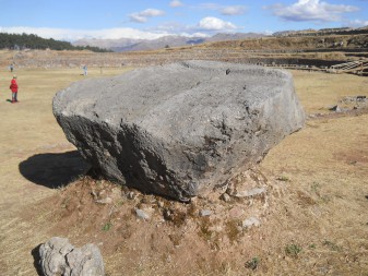 Cusco Sacsayhuam�n, campo ca�tico, piedra con la punta por abajo 02