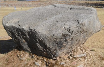 Cusco Sacsayhuam�n, campo ca�tico, piedra con la punta por abajo 02, primer plano