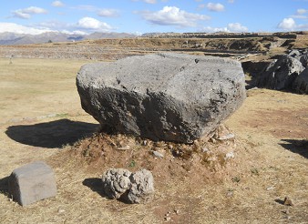 Cusco Sacsayhuam�n, campo ca�tico, piedra con la punta por abajo 03