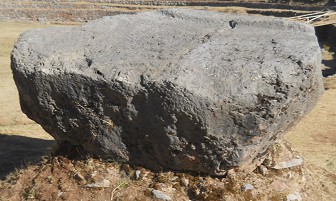 Cusco Sacsayhuam�n, campo ca�tico, piedra con la punta por abajo 03, primer plano