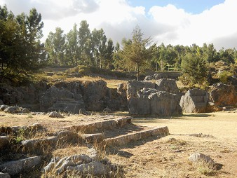 Cusco Sacsayhuam�n, area with giant stones and thrones 01
