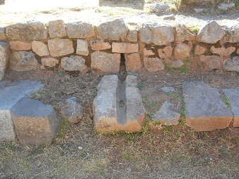 Cusco Sacsayhuam�n: the border wall of the amphitheater with little channels - horizontally