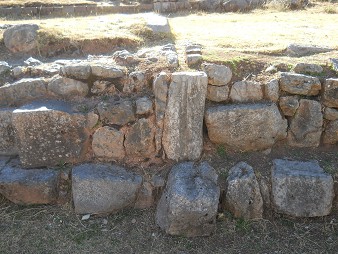 Cusco Sacsayhuam�n: the border wall of the amphitheater with little channels - vertically
