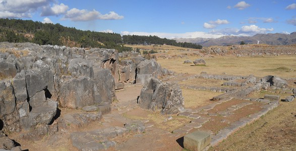 Cusco Sacsayhuam�n: amphitheater with it's chaos area with thrones and groundworks - panorama