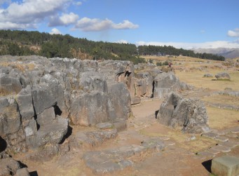 Cusco Sacsayhuam�n: amphitheater with it's chaos area with thrones and groundwork 01