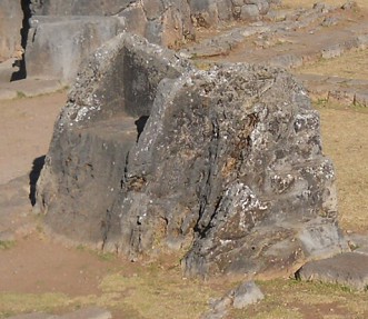 Cusco Sacsayhuam�n:
              In the amphitheater is a chaos zone with thrones and
              groundwork