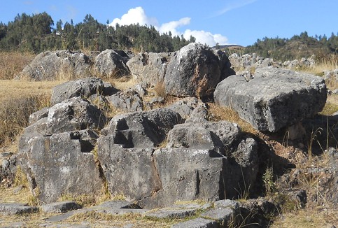 Cusco
              Sacsayhuamn: In the amphitheater is a chaos zone with
              thrones and giant stones