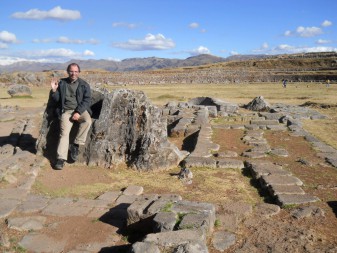 Cusco Sacsayhuam�n: amphitheater, Michael Palomino on the throne 2-2 greeting