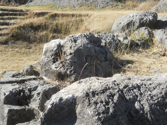 Cusco Sacsayhuamn: Das Amphitheater, geschmolzene Steine mit Lchern drin 01