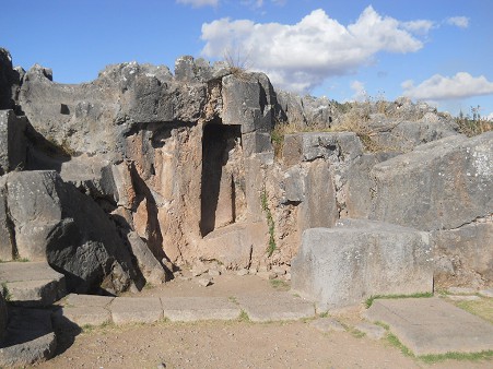 Cusco Sacsayhuamn: el anfiteatro, nicho en forma de una portada con cortes rectangulares en negro y rojo
