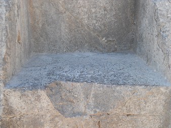 Cusco Sacsayhuam�n: throne wall in the amphitheater, zoom of the big throne - the zoom of the sitting surface 01