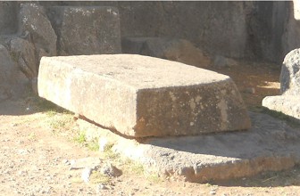 Cusco Sacsayhuam�n: a trapezoid block of stone near the throne wall, zoom