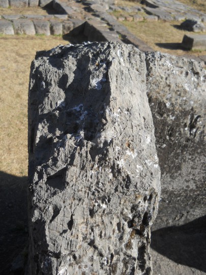 Cusco Sacsayhuam�n: in the amphitheater, milled stone 02, zoom 01